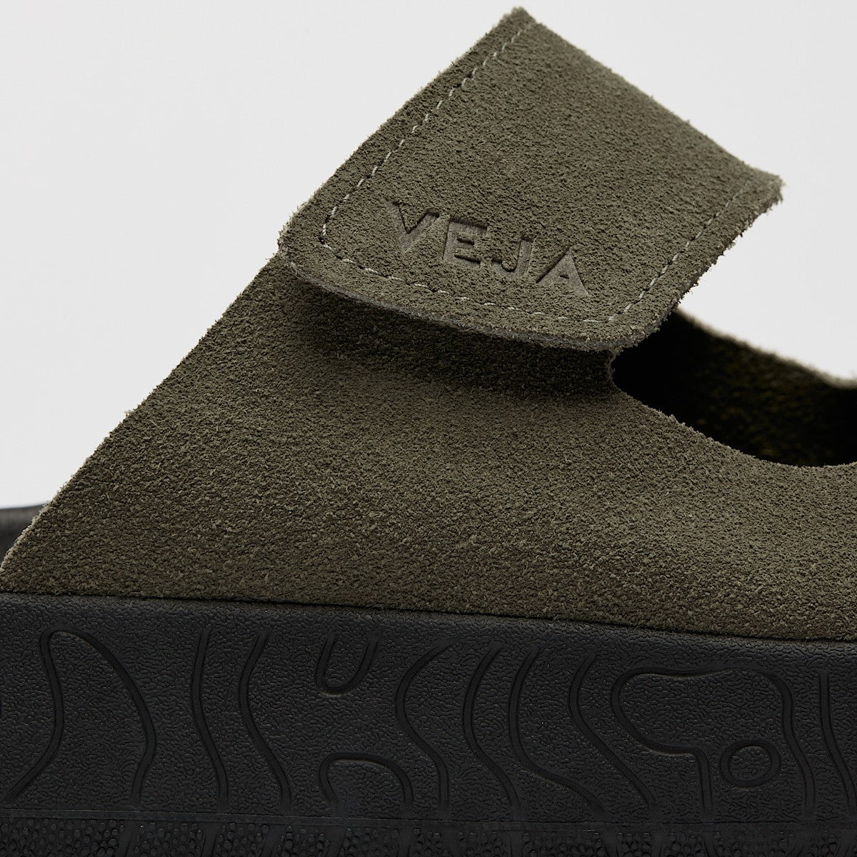 VEJA Etna Suede Kaki Black - Image 3