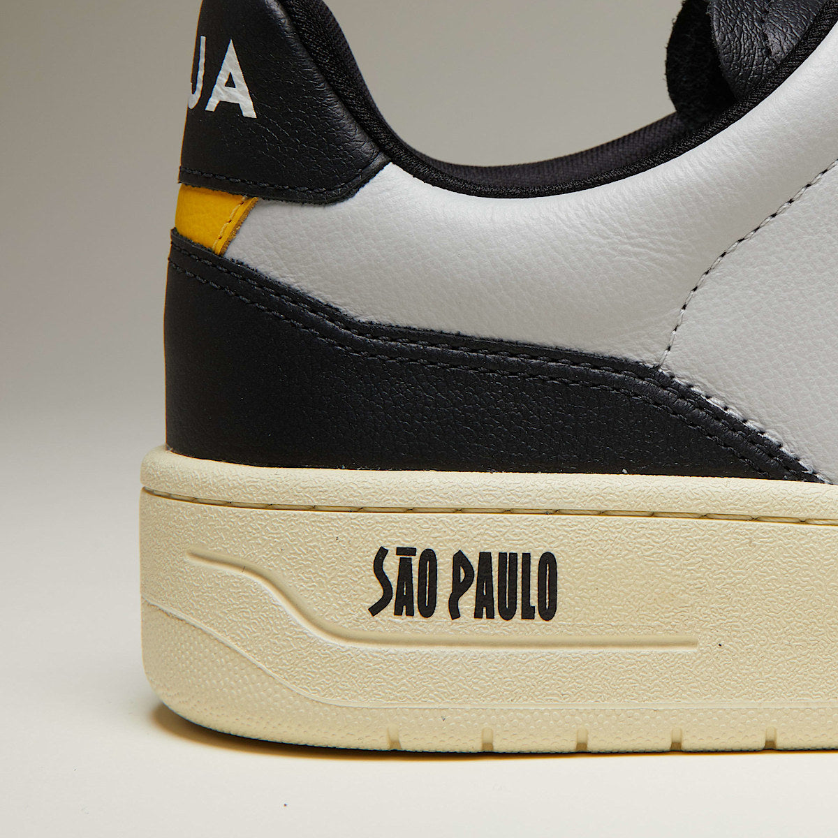 VEJA V-90 Leather São Paulo Light Grey White - Image 4