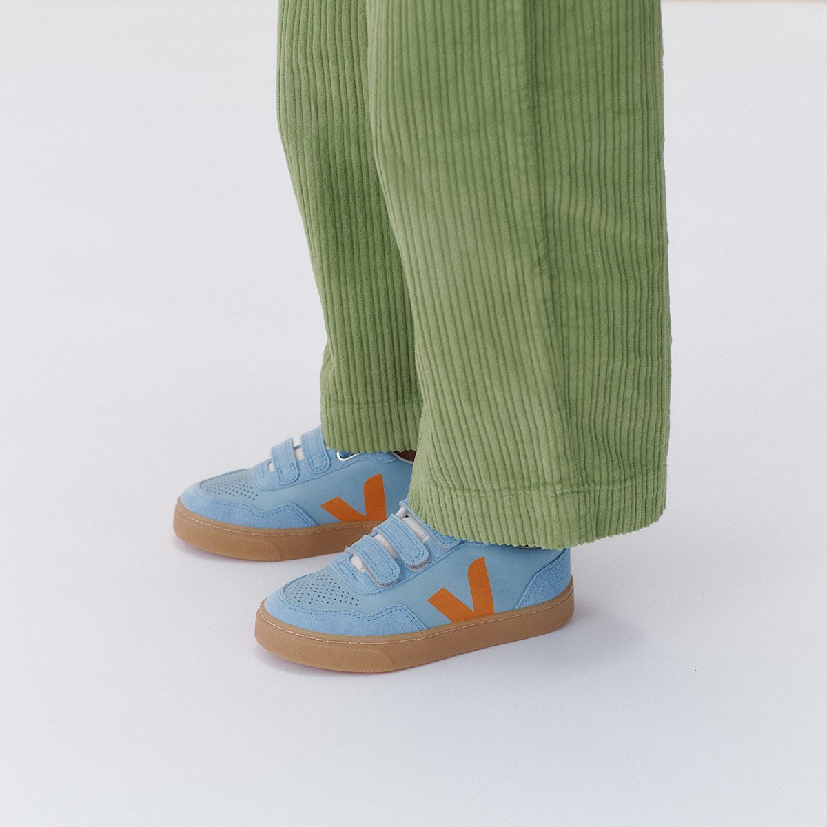 VEJA V-90 Leather Steel Fury Natural - Image 4