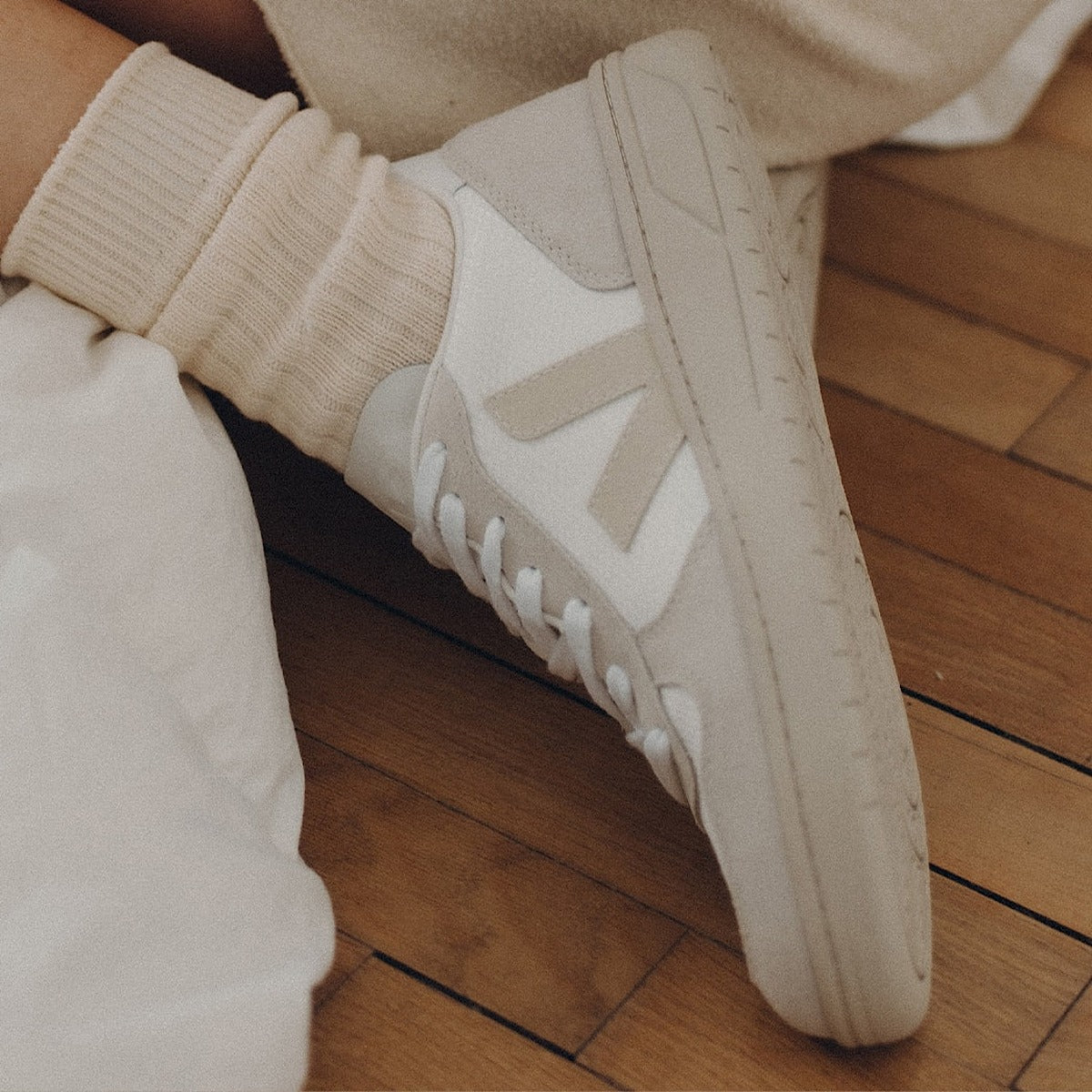 VEJA V-10 B-MESH White Natural Pierre - Image 4