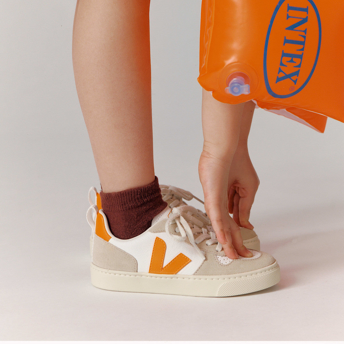 VEJA V-10 Leather White Fury Almond - Image 3