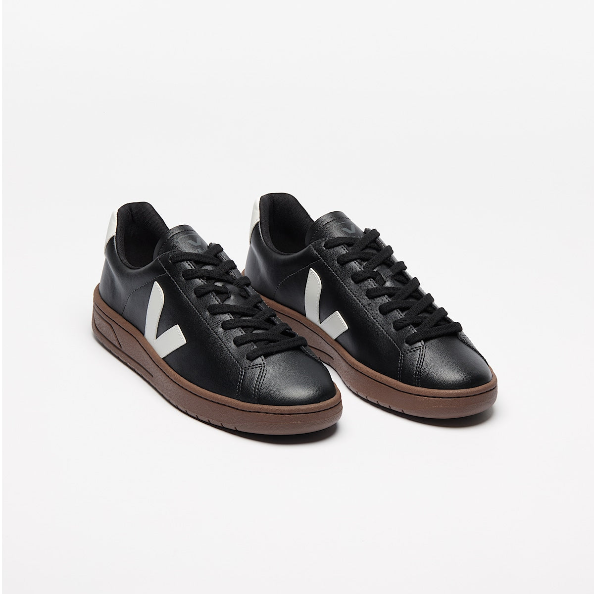 VEJA Urca CWL Black White - Image 2
