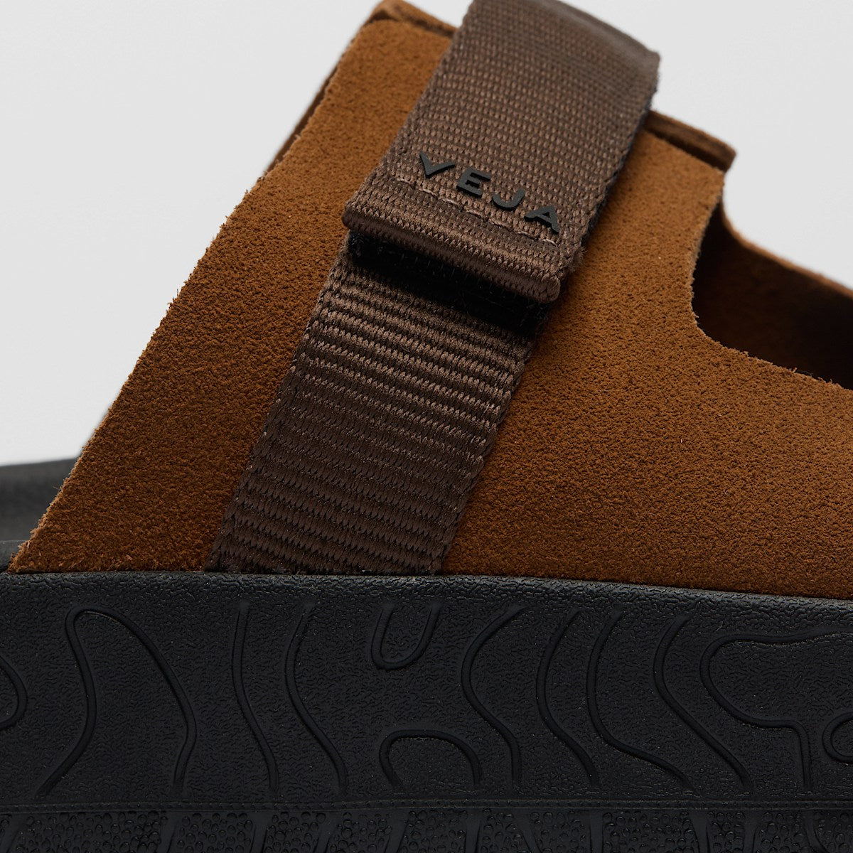 VEJA Arpoador Suede Cognac Eagle Black - Image 3