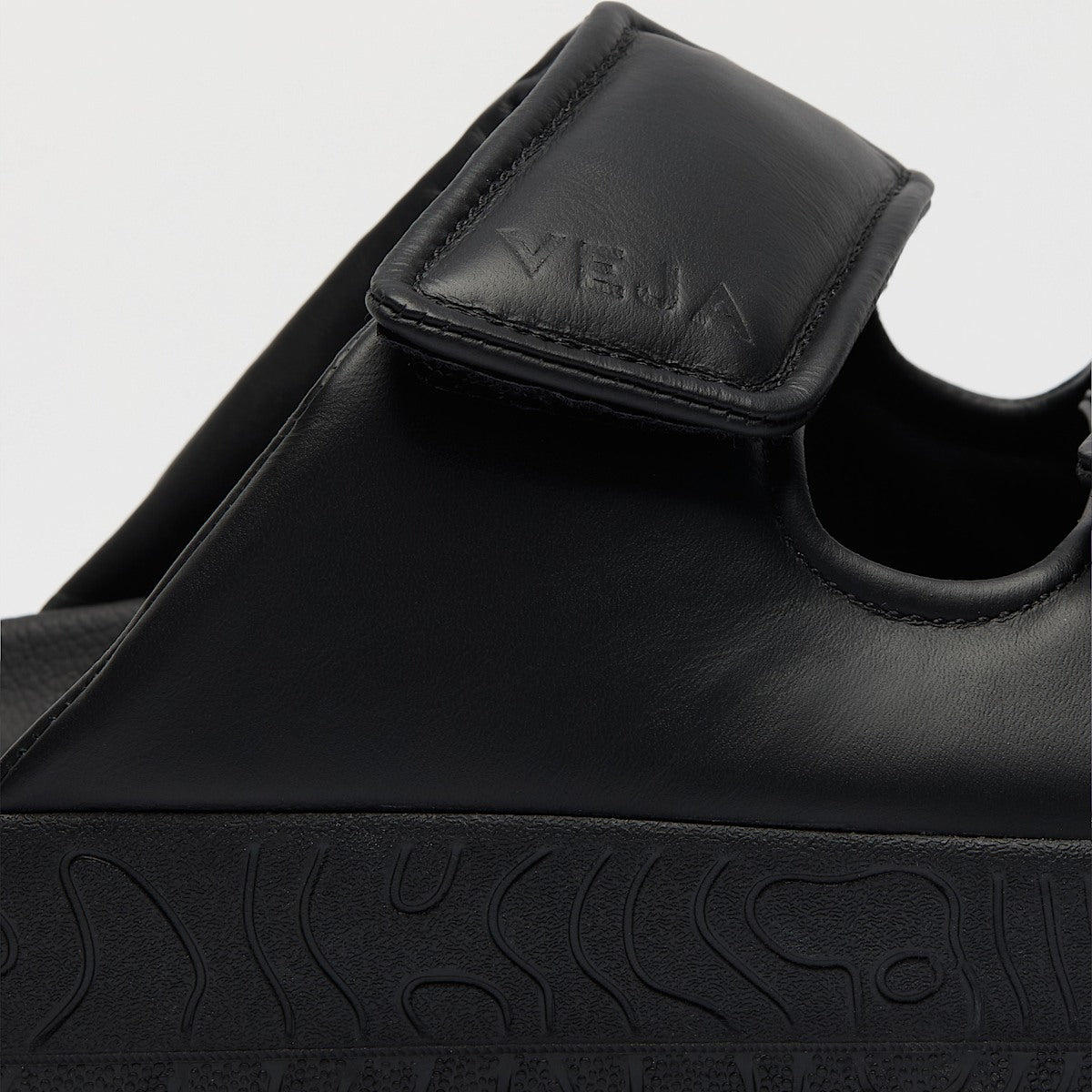 VEJA Etna Bold Leather Full Black - Image 3
