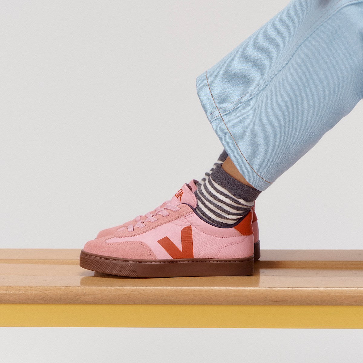 VEJA Volley Elastic Laces Leather Guimauve Pekin Bark - Image 4