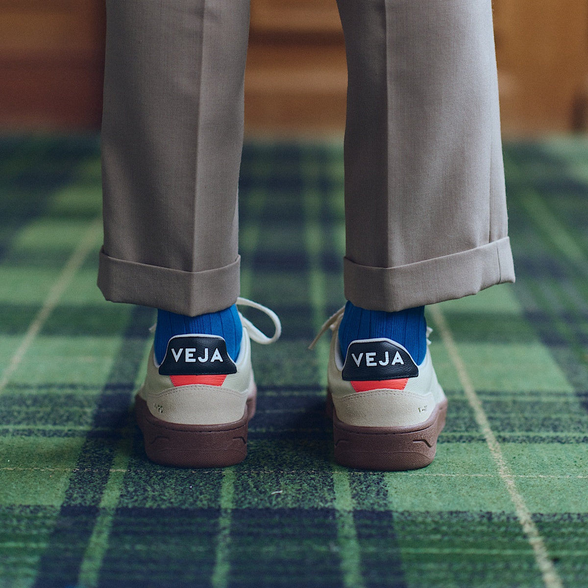 VEJA V-90 Leather Pierre Almond Black - Image 4