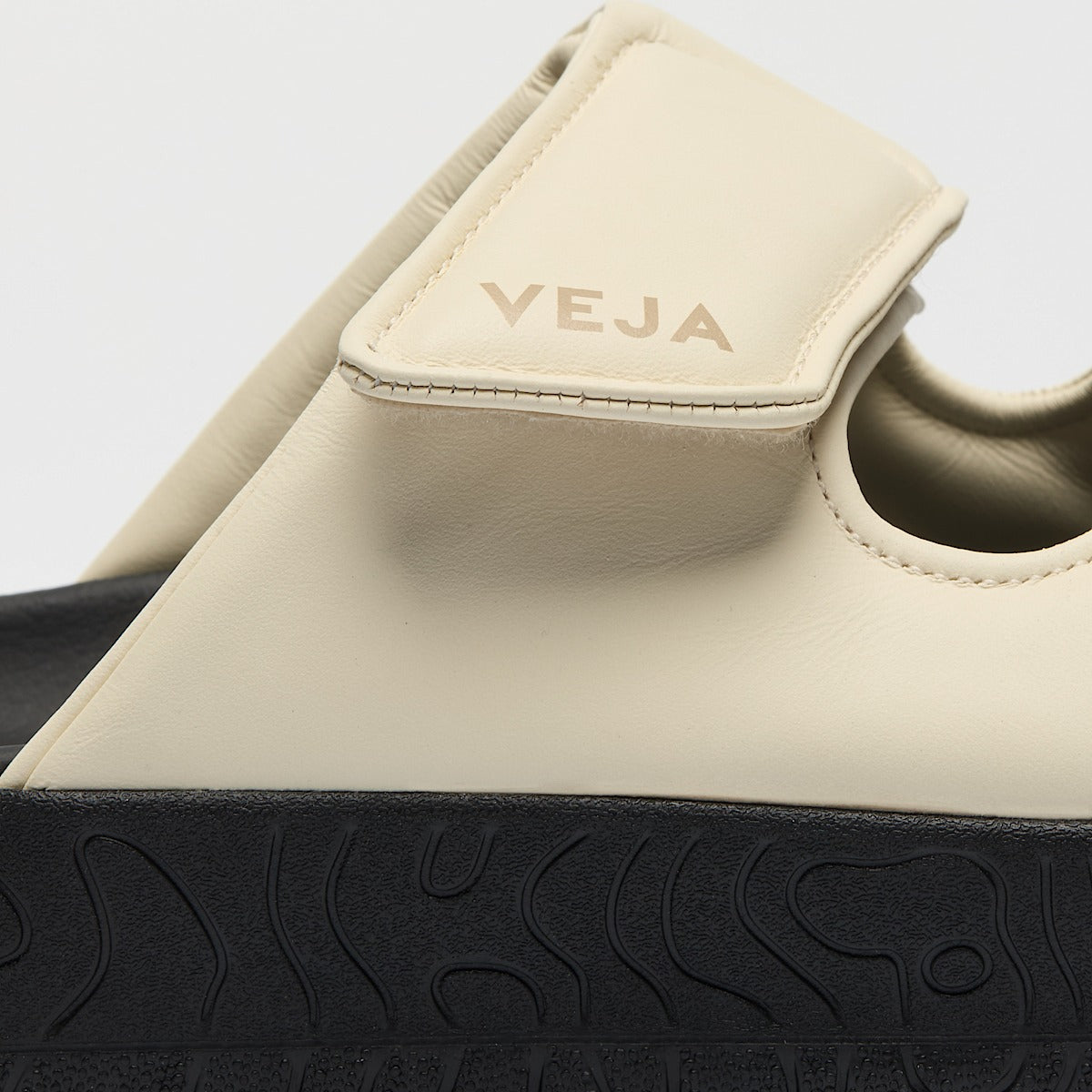 VEJA Etna Bold Leather Cashew - Image 3