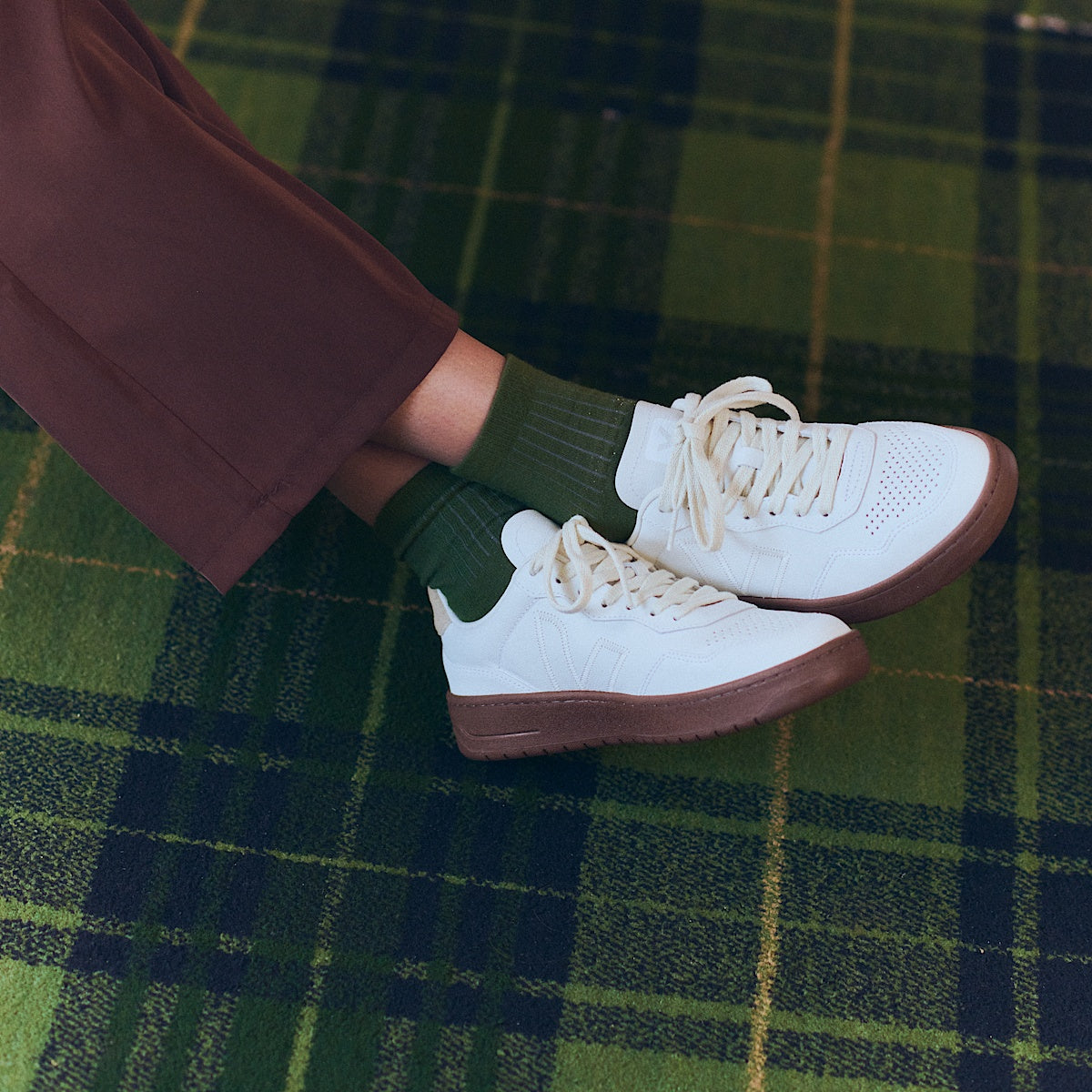 VEJA V-90 Leather White Pierre Almond - Image 4