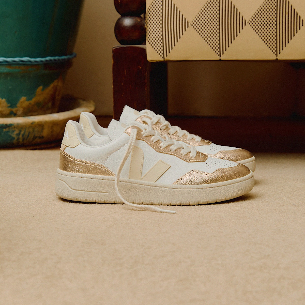 VEJA V-90 Leather White Calcaire Platine - Image 3