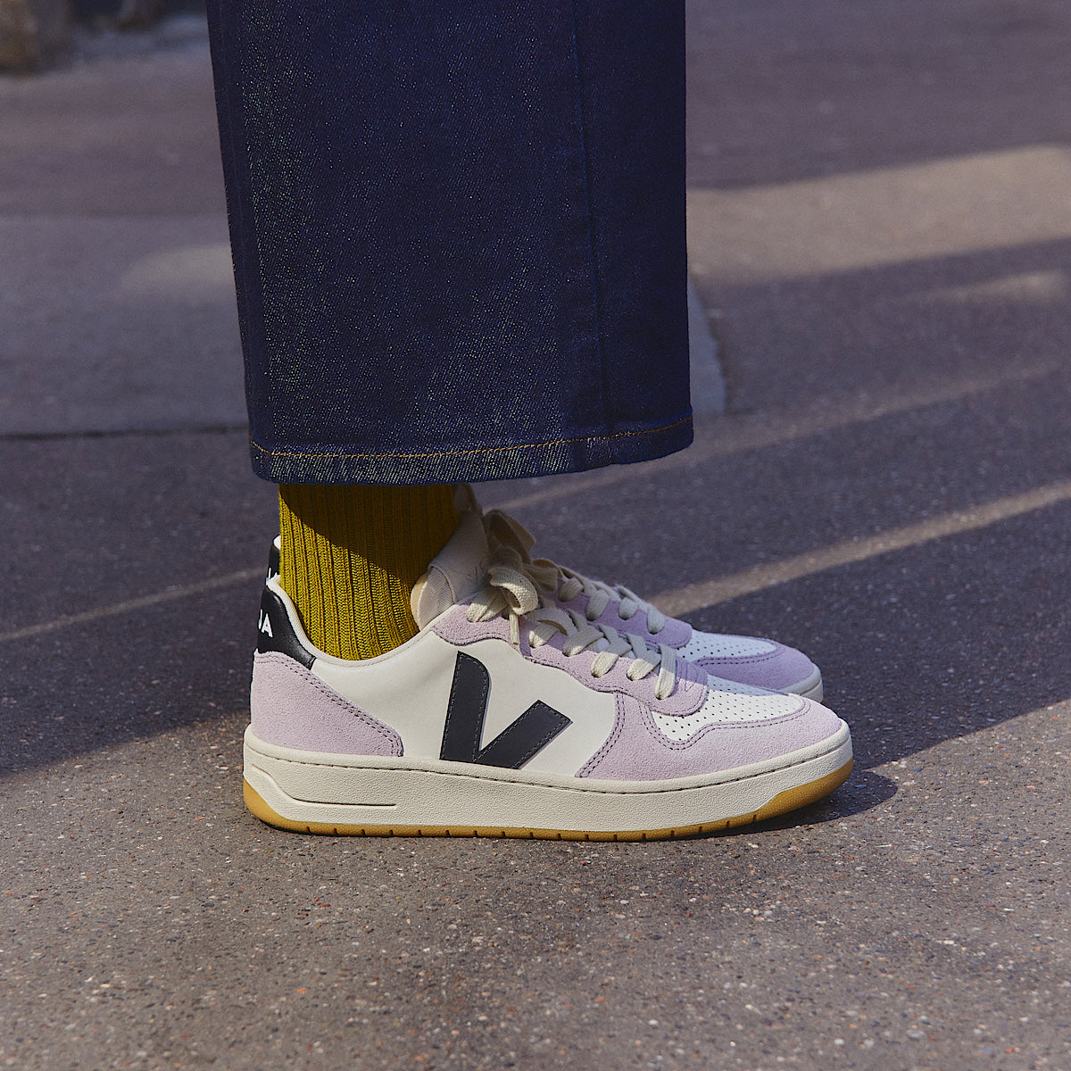 VEJA V-10 Leather Pure Black Parme - Image 4