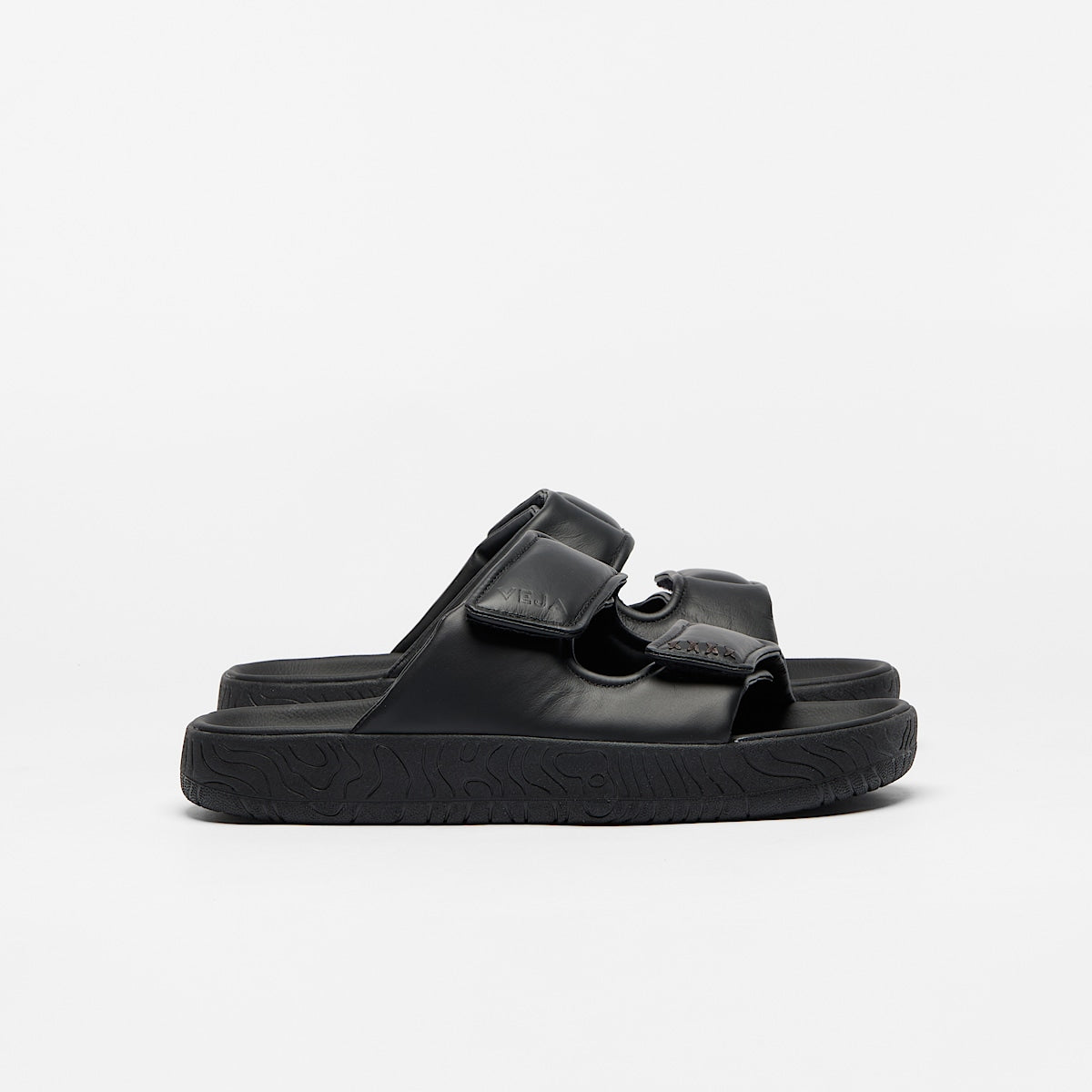 VEJA Etna Bold Leather Full Black