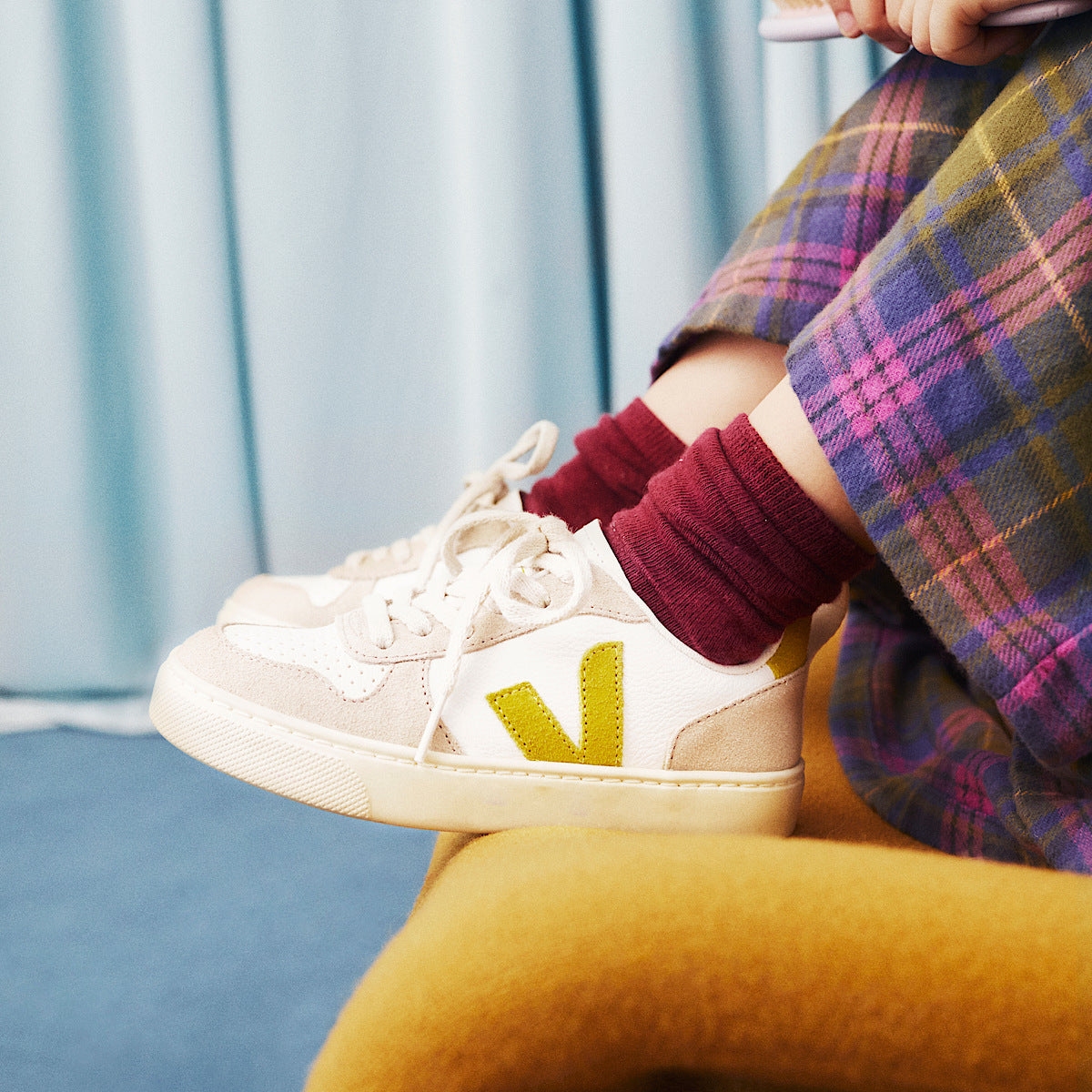 VEJA V-10 Leather White Liquor Almond - Image 2