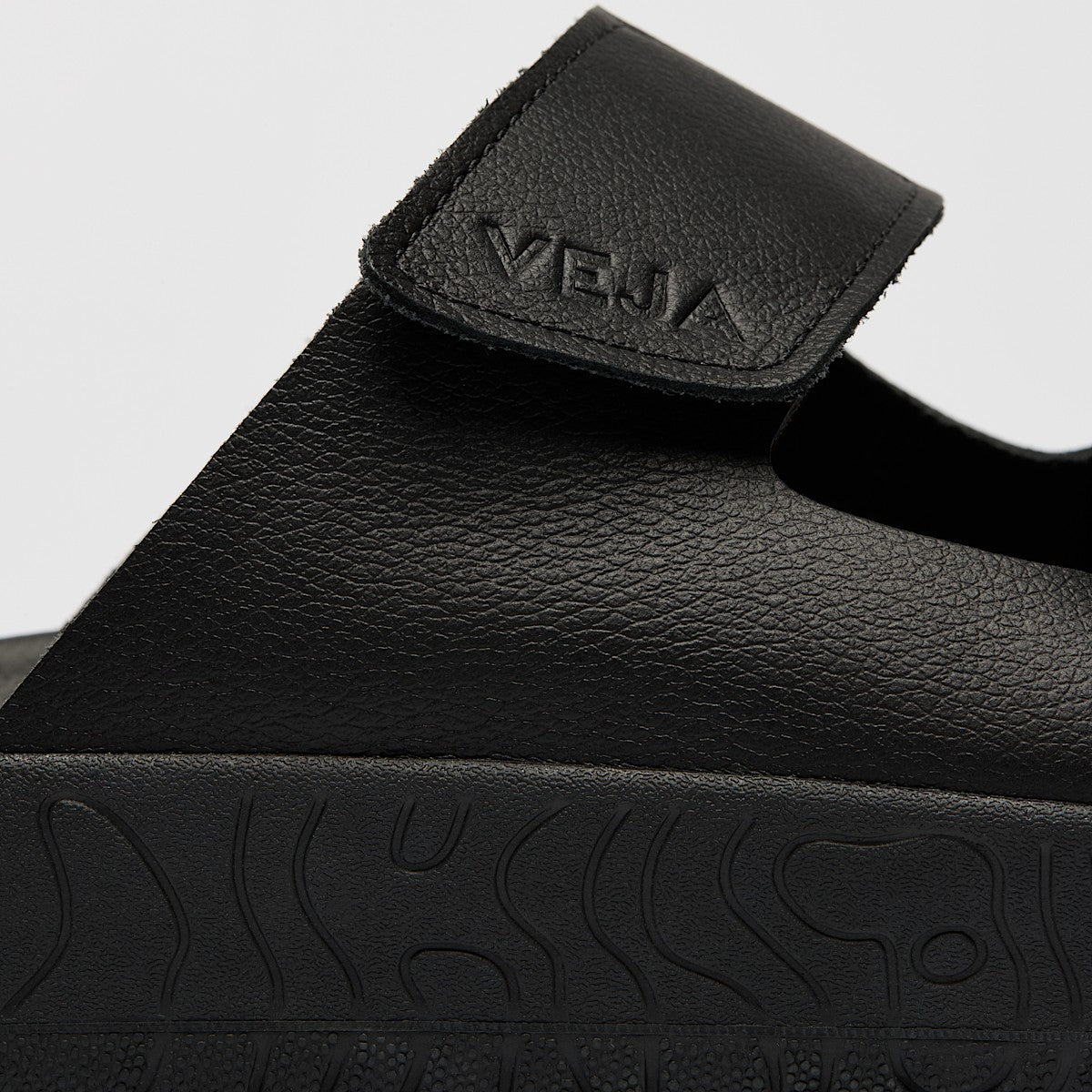 VEJA Etna Leather Full Black - Image 3