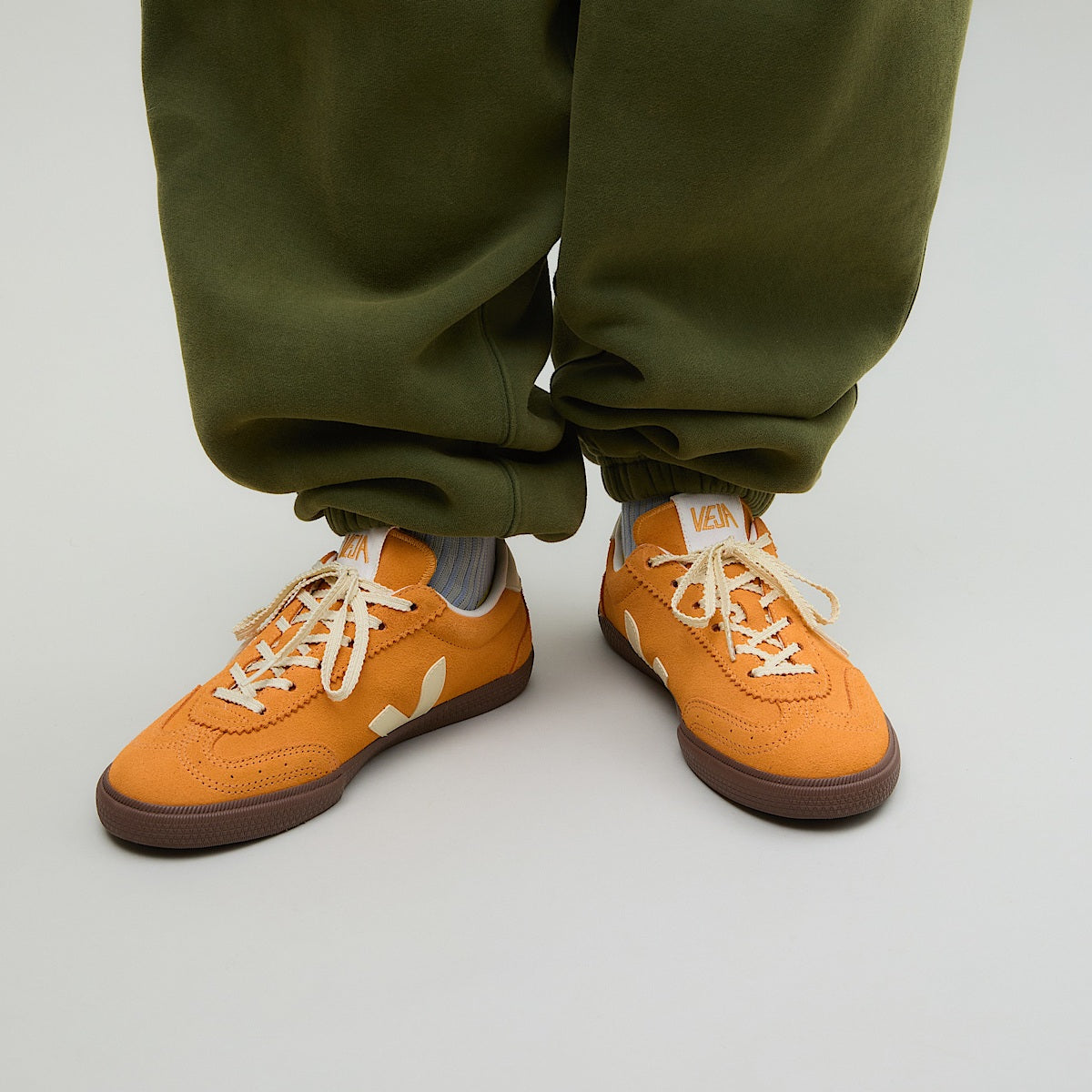 VEJA Volley Suede Mango Calcaire Bark - Image 4