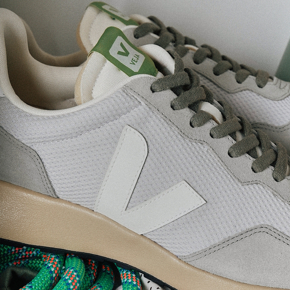 VEJA Paulistana Alveomesh Light Grey White Detox - Image 4