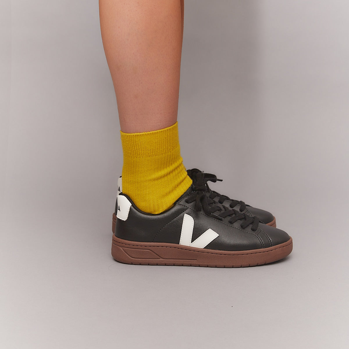 VEJA Urca CWL Black White - Image 4
