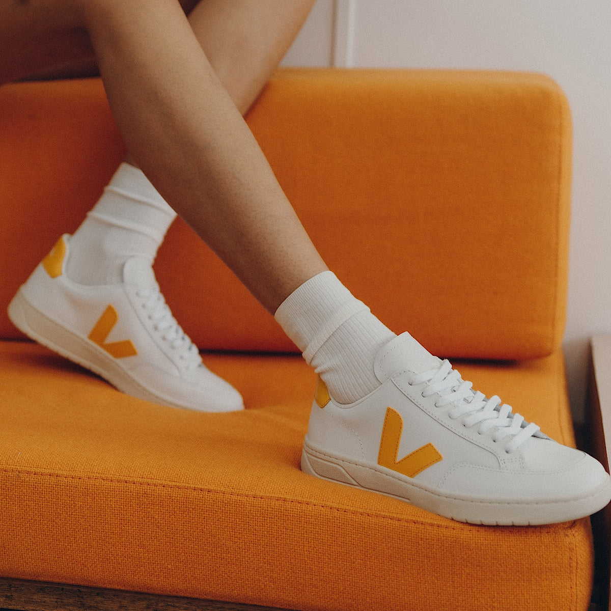 VEJA V-12 Leather White Ouro - Image 4