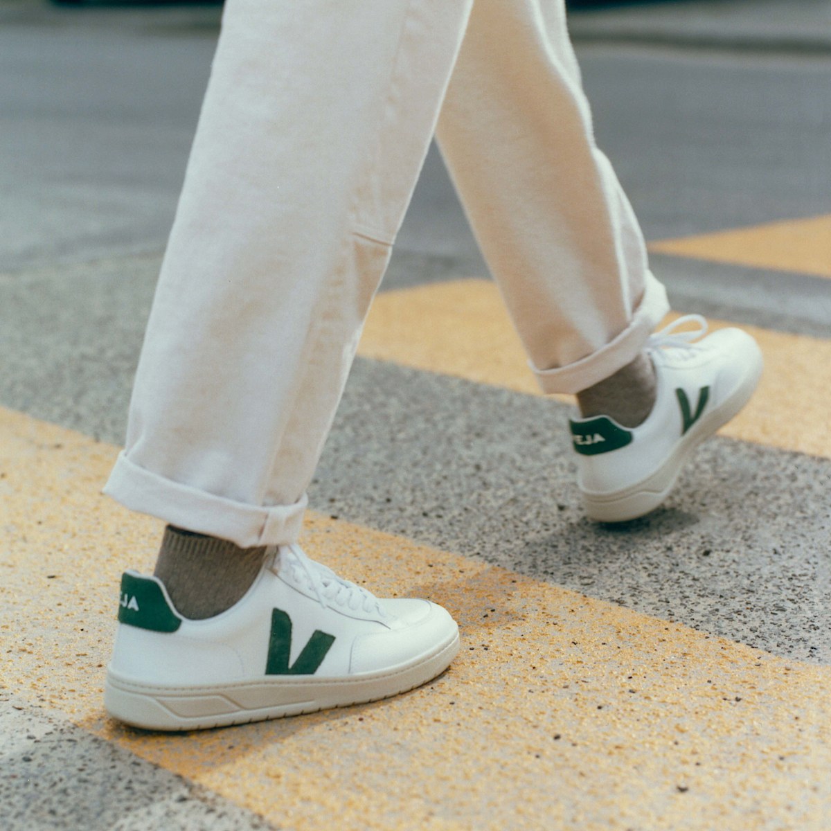 VEJA V-12 Leather White Cyprus - Image 4
