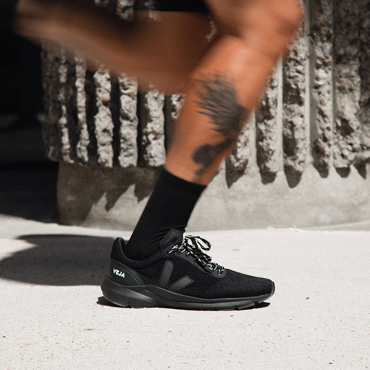 VEJA Marlin V-KNIT Full Black - Image 4