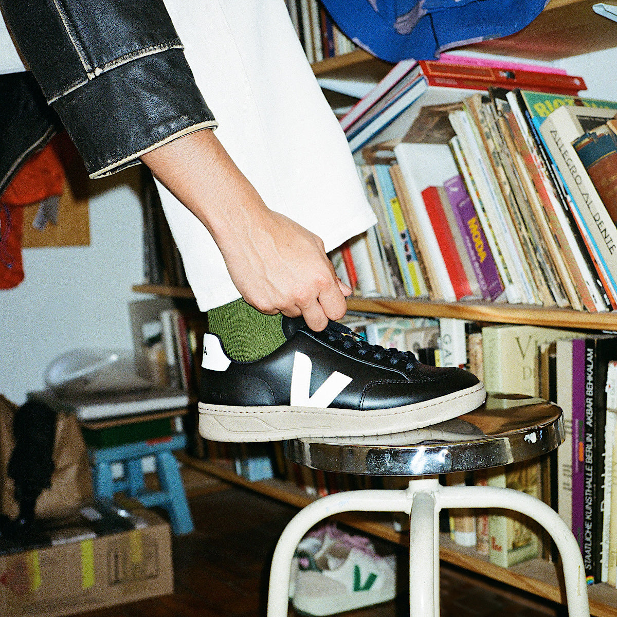 VEJA V-12 Leather Black Dune - Image 2