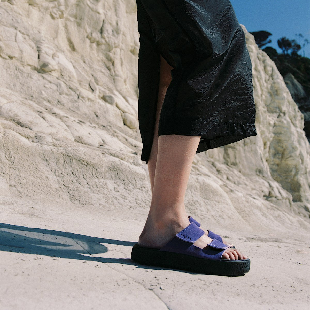 VEJA Etna Suede Acai Black - Image 4