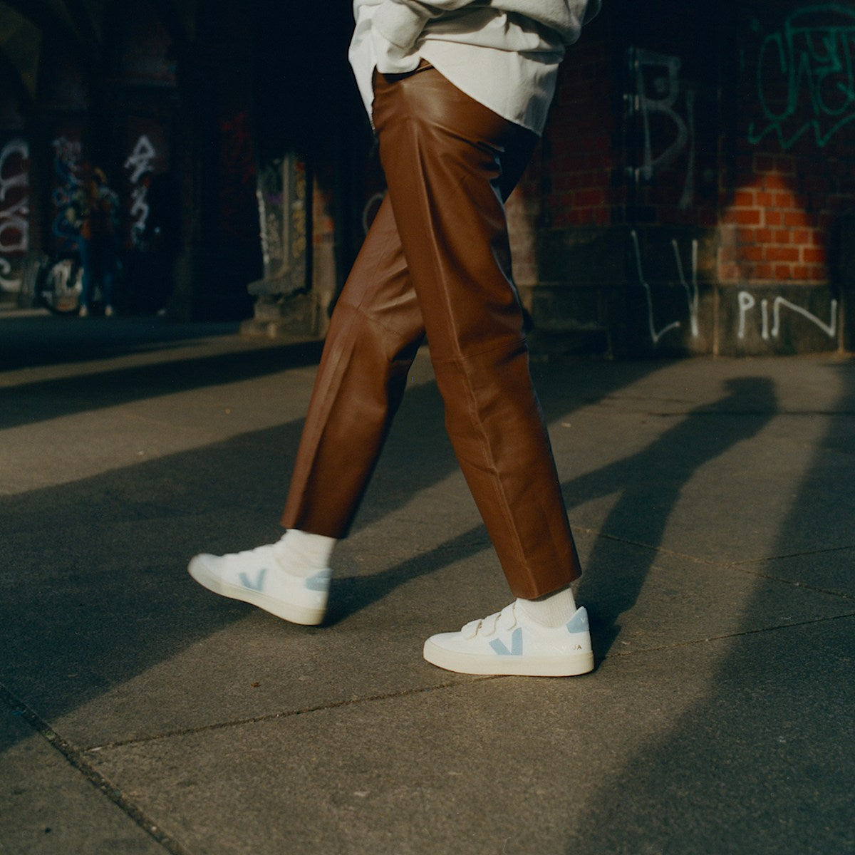 VEJA Recife Leather White Steel - Image 4