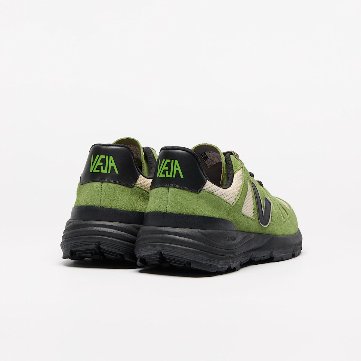 VEJA Salar Alveomesh Areia Black Kiwi - Image 4