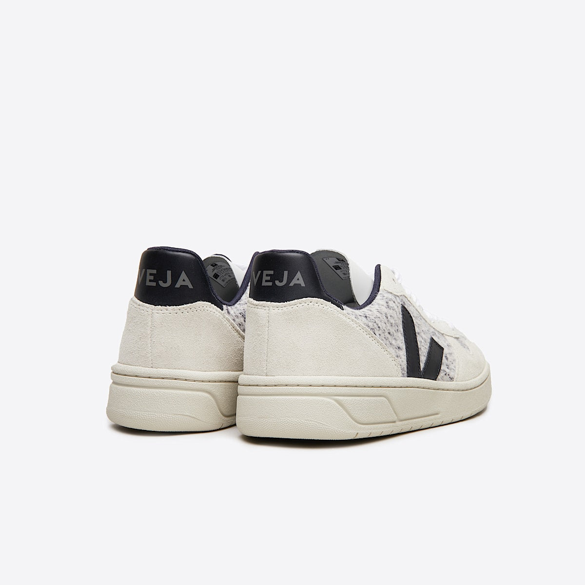 VEJA V-10 Flannel Snow Black - Image 3