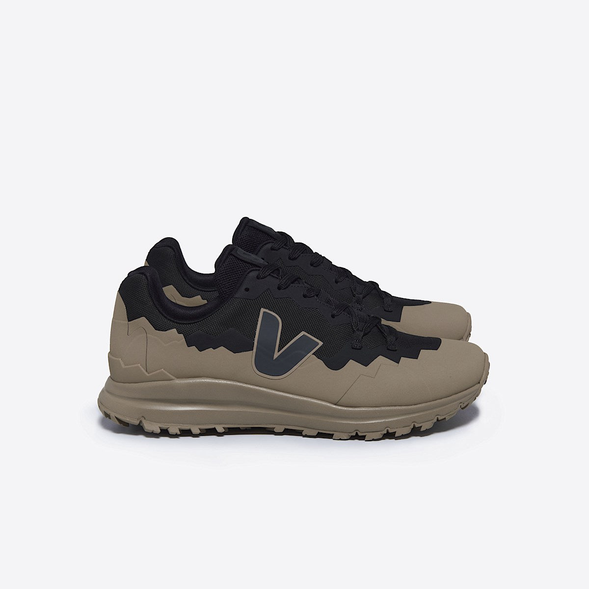 VEJA Fitz Roy Trek-Shell Black Grafite Dune