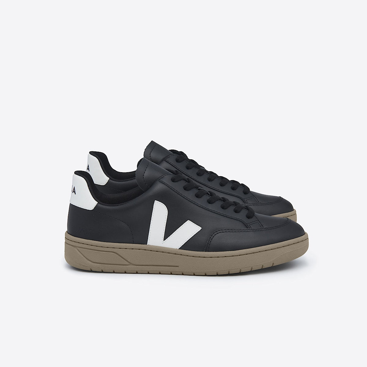 VEJA V-12 Leather Black Dune